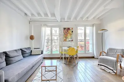 Studio alcove 36m² 4.5 (2) Centre George Pompidou, Paris 4 Terrace • Lift 1 590 € /Month Available from 03 Jul 2027