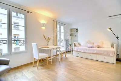 Studio 24m² 5 (1) Faubourg Saint-Martin, Paris 10 1 100 € /Month Available from 02 Feb 2027