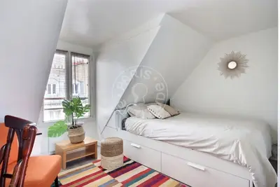 Studio 15m² 4.8 (4) Faubourg Saint-Martin, Paris 10 Air conditioning • Lift 900 € /Month Available from 13 Jul 2027
