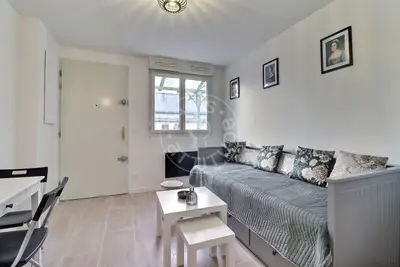 Studio 20m² Belleville, Paris 10 1 075 € /Month Available from 05 May 2027