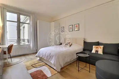 Studio 25m² Notre-Dame de Lorette, Paris 9 Lift 1 350 € /Month Available from 19 Aug 2027