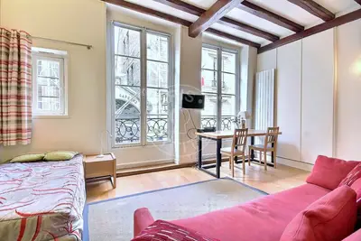 Studio 37m² 5 (1) Ile Saint-Louis, Paris 4 1 700 € /Month Available from 03 Jul 2027