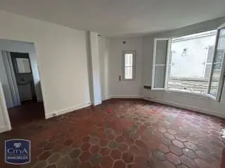 5 807 € CC* Appartement 20 m 2 Paris 15 Exclusivité 1 pièce DPE : F 405 kWh/m².an 16 kg CO 2 /m².an Idéalement situé à Paris, cet appartement T1 de 20