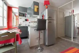Voir d'autres photos 10 480 € CC* Appartement 9 m 2 1 pièce 1 chambre DPE : F 420 kWh/m².an 100 kg CO 2 /m².an Paris 01, chambre meublée de 9 m² à lou
