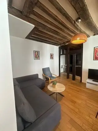 3 2 650 € CC* Appartement 55 m 2 Paris 4 2 pièces 2 chambres Métro saint paul . apparemment 3 pieces meublé atypique de poutres apparentes au 3ème éta