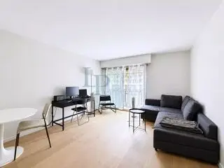 5 1 350 € CC* Appartement 27 m 2 Paris 8 Exclusivité 1 pièce Ascenseur DPE : D 230 kWh/m².an 49 kg CO 2 /m².an Studio de 26.74 m2 - paris 8ème - rue d