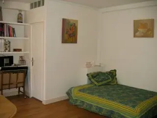 Voir d'autres photos 10 1 080 € CC* Appartement 32 m 2 Paris 14 1 pièce 1 chambre DPE : D 250 kWh/m².an 50 kg CO 2 /m².an Studio de 32m2 à louer sur p