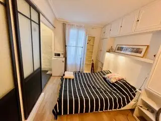 Voir d'autres photos 10 1 195 € CC* Appartement 16 m 2 Paris 15 1 pièce 1 chambre DPE : E 330 kWh/m².an 6 kg CO 2 /m².an Studio de 16m2 à louer sur pa