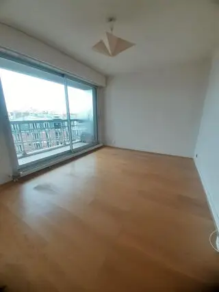 Nouveau Voir d'autres photos 6 850 € CC* Appartement 25 m 2 Paris 15 1 pièce DPE : E 330 kWh/m².an 70 kg CO 2 /m².an Studio avec balcon à louer paris 