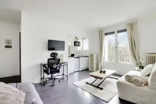 Voir d'autres photos 6 1 790 € CC* Appartement 25 m 2 Paris 16 1 pièce DPE : D 250 kWh/m².an 50 kg CO 2 /m².an Beau studio paris 16, dauphine, avenue 