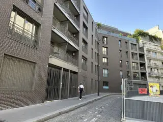Voir d'autres photos 6 1 395 € CC* Appartement 32 m 2 Paris 18 1 pièce DPE : D 250 kWh/m².an 50 kg CO 2 /m².an Beau studio meublé 32m² au calme sur ja