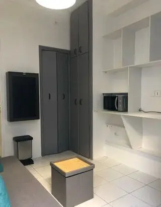 3 650 € CC* Appartement 12 m 2 Paris 19 1 pièce DPE : E 330 kWh/m².an 50 kg CO 2 /m².an Beau studio meublé 12m² entièrement rénové. appartement de 12 