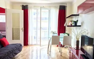 Nouveau Voir d'autres photos 6 1 300 € CC* Appartement 30 m 2 Paris 16 1 pièce DPE : E 330 kWh/m².an 70 kg CO 2 /m².an Belle location meublée studio 3