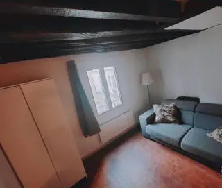 Nouveau Voir d'autres photos 6 1 150 € CC* Appartement 20 m 2 Paris 4 1 pièce DPE : E 330 kWh/m².an 50 kg CO 2 /m².an Charmant studio refait à neuf de