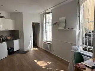 Nouveau 4 1 131 € CC* Appartement 23 m 2 Paris 9 1 pièce 1 chambre DPE : E Studio meublé rdc/paris 9e. situé dans une rue calme, ce studio au rdc est 