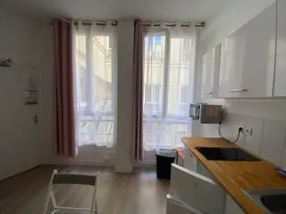 Nouveau Voir d'autres photos 6 950 € CC* Appartement 14 m 2 Paris 1 1 pièce 1 chambre DPE : D 250 kWh/m².an 50 kg CO 2 /m².an Chambre de 14m2 à louer 