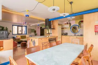 Nouveau Voir d'autres photos 6 1 150 € CC* Maison 265 m 2 Paris 19 5 pièces DPE : C 180 kWh/m².an 6 kg CO 2 /m².an Mouzaïa 10 - premium coliving house