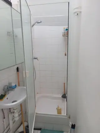 3 900 € CC* Appartement 21 m 2 Paris 16 1 pièce DPE : E 330 kWh/m².an 30 kg CO 2 /m².an Studio 16ème. appartement de 21 m2 à louer sur paris métro ran