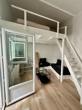 Nouveau 3 950 € CC* Appartement 20 m 2 Paris 6 1 pièce DPE : D 250 kWh/m².an 10 kg CO 2 /m².an Studio avec petite cour rue brea. appartement de 20 m2 