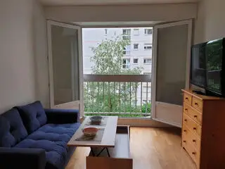 Nouveau Voir d'autres photos 6 1 300 € CC* Appartement 28 m 2 Paris 20 1 pièce Ascenseur DPE : C 180 kWh/m².an 10 kg CO 2 /m².an Lumineux studio 28m2-