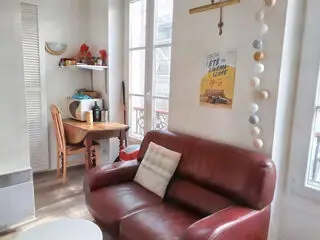 Voir d'autres photos 6 780 € CC* Appartement 20 m 2 Paris 8 1 pièce DPE : D 250 kWh/m².an 50 kg CO 2 /m².an Loue studio meublé paris 8ème. appartement