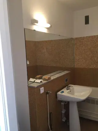 Voir d'autres photos 6 1 187 € CC* Appartement 30 m 2 Paris 20 1 pièce Ascenseur DPE : A 70 kWh/m².an 6 kg CO 2 /m².an Très beau studio vue sur les to