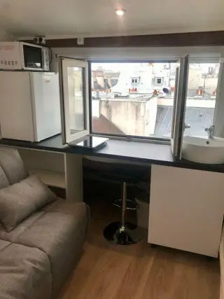 Nouveau 3 550 € CC* Appartement 9 m 2 Paris 1 1 pièce DPE : E 330 kWh/m².an 70 kg CO 2 /m².an Studette meublé en plein cœur des halles. appartement de