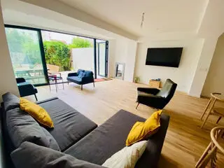 Nouveau Voir d'autres photos 6 750 € CC* Appartement 250 m 2 Paris 20 5 pièces DPE : B 110 kWh/m².an 10 kg CO 2 /m².an Magnifique coliving 250m² metro